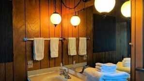 シャワー、ヘアドライヤー、タオル