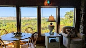 Dining table in Living room - Deja View on Heceta Beach (Florence)