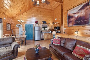 TV, fireplace, video games - A Tranquility Den: Your Peaceful Escape After Smoky Mountain Adventures (PIGEON FORGE)