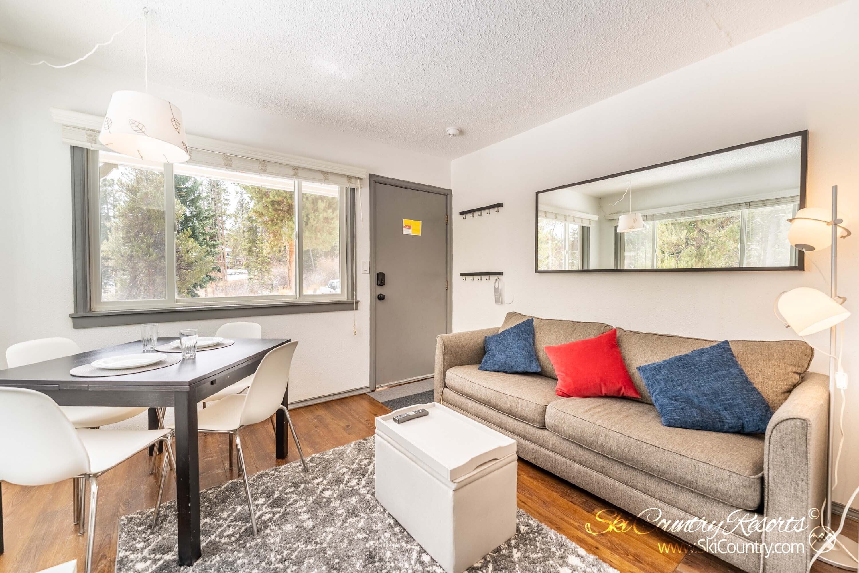 Cute, Cozy Corner Unit w Abundant Windows. *Updated* - Lots of Light! | PM4C