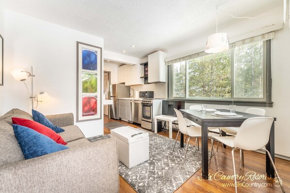 Taulutelevisio, takka, pöytäjalkapallopöytä, työhuone