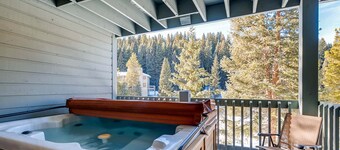 GORGEOUS Townhome Nestled Amongst Tall Pines. Breathtaking Mtn Views. PineJ