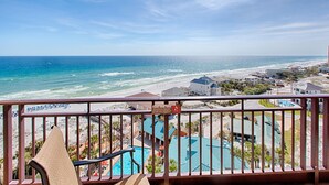 Vista al mar desde un balcón con piscina y acceso directo a la playa.