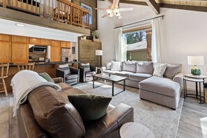 Televisor, llar de foc, reproductor de DVD i futbolí 