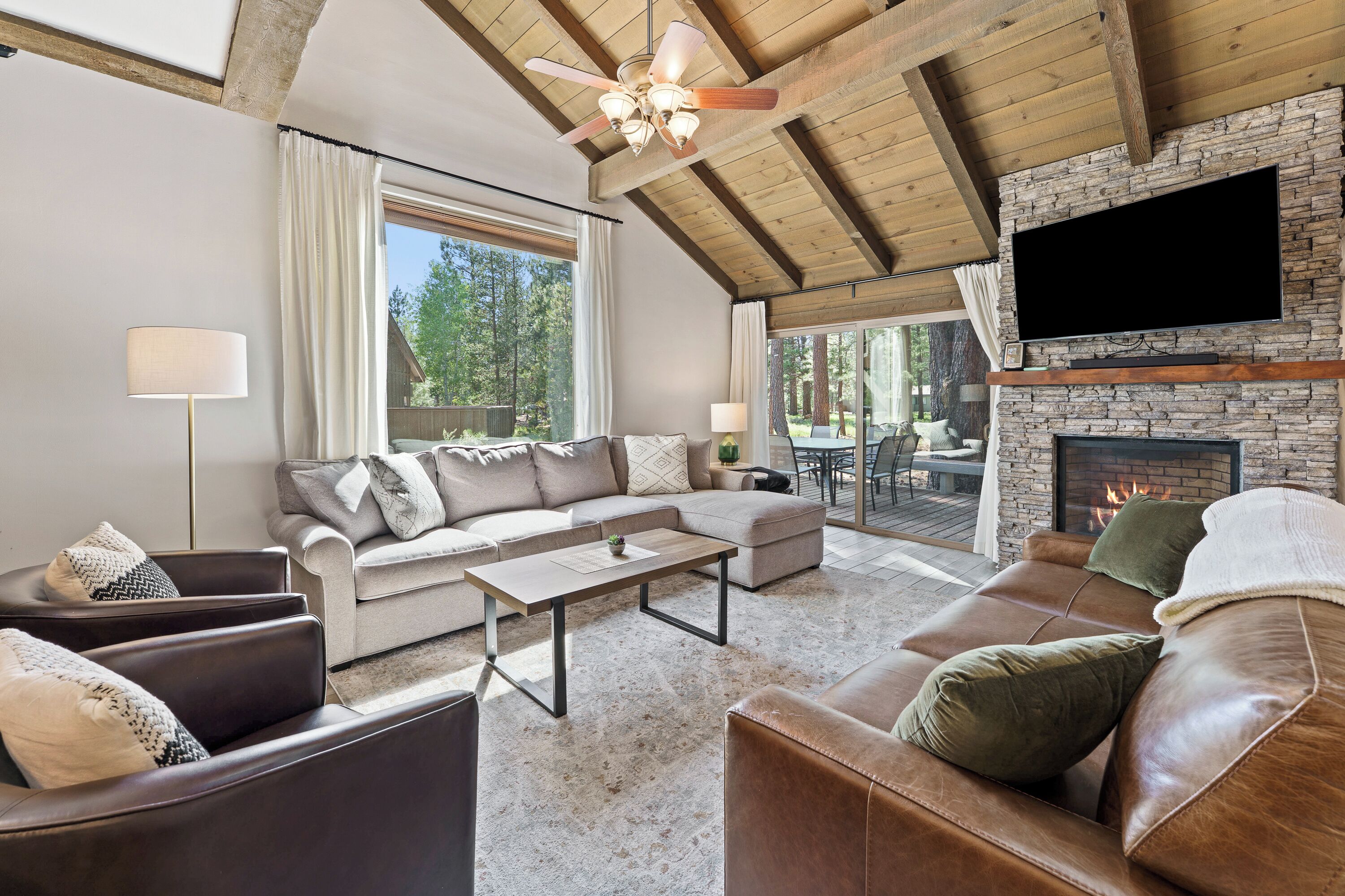 Télévision, cheminée, lecteur de DVD, baby-foot