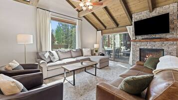 Télévision, cheminée, lecteur de DVD, baby-foot