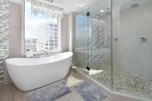 Combined shower/bathtub, jetted bath, hair dryer, towels - Beachfront end unit w/large private balcony & elevator! (Destin)