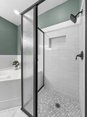 Combined shower/bathtub, hair dryer, towels - Best 2 Bedroom in Litchfield Park! Hot Community Pool, 1 car garage (Litchfield Park)