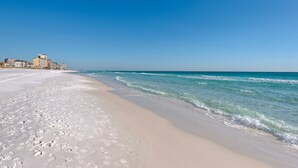 A beach with footprints leading to a building complex. - ⭐Upgraded-Gulf Views-Walk2Beach-2 Pools+Hot Tub-2BR Mainsail 142⭐ (Miramar Beach)