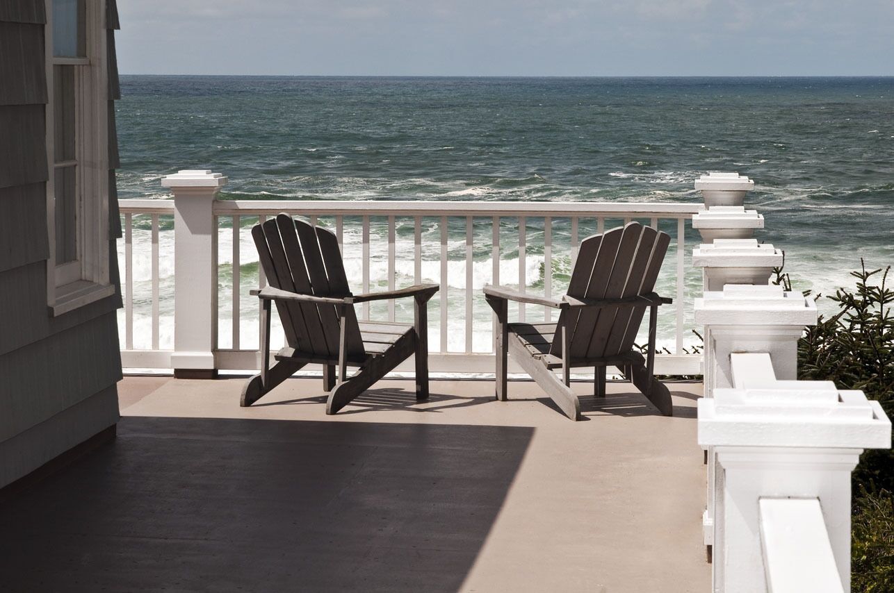 Big ocean views, close to beach, patio and deck, covered hot tub,bbq, firepit