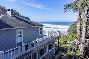 Property grounds - Covered hot tub to Enjoy the rolling surf and ocean sounds (Lincoln City)