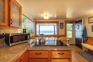 Fridge, microwave, oven, stovetop - Enjoy the rolling surf and ocean sounds with the family and friends (Lincoln City)