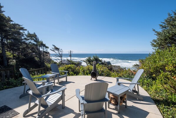 Terrace/patio - Enjoy the rolling surf and ocean sounds with the family and friends (Lincoln City)