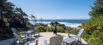 Covered hot tub to Enjoy the rolling surf and ocean sounds