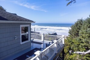 Property grounds - Enjoy the rolling surf and ocean sounds with the family and friends (Lincoln City)