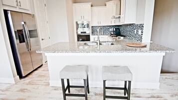 Køleskab, mikrobølgeovn, ovn, kogeplade