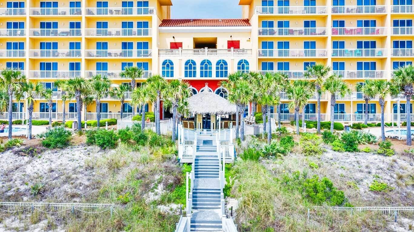 Ein Hotel mit mehreren Etagen, einer zentralen Treppe und einem Poolbereich.
