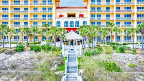 Ein Hotel mit mehreren Etagen, einer zentralen Treppe und einem Poolbereich.