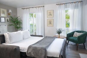 1 bedroom, iron/ironing board, travel crib, WiFi - 2 Mi to Broadway- Riverfront View AND pool! (Nashville)