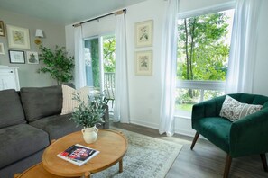 TV, fireplace - 2 Mi to Broadway- Riverfront View AND pool! (Nashville)