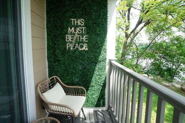 Property grounds - 2 Mi to Broadway- Riverfront View AND pool! (Nashville)