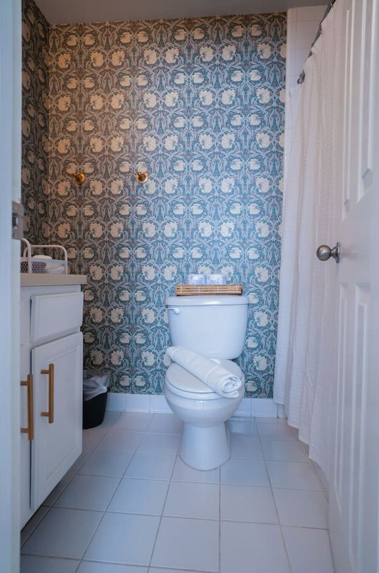 Combined shower/tub, hair dryer