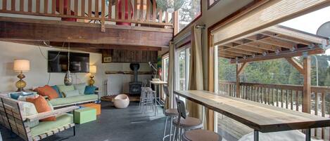 Fernseher, Kamin, DVD-Player, Videothek