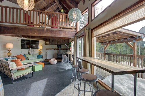 Adorable and Spacious Cabin in the Heart of Government Camp -Close to Ski Access