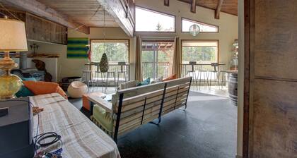 Adorable and Spacious Cabin in the Heart of Government Camp -Close to Ski Access