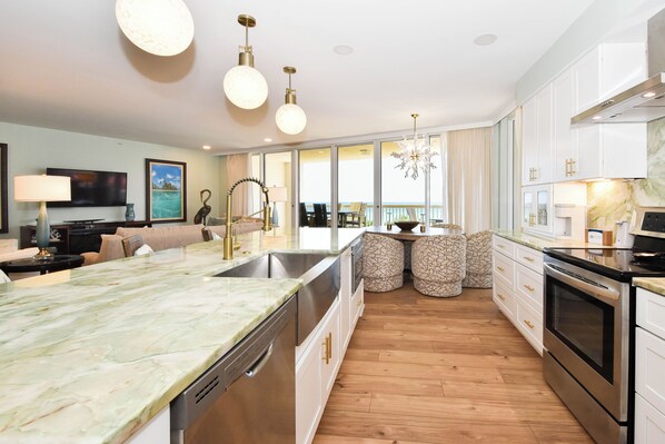 Réfrigérateur, micro-ondes, four, plaque de cuisson