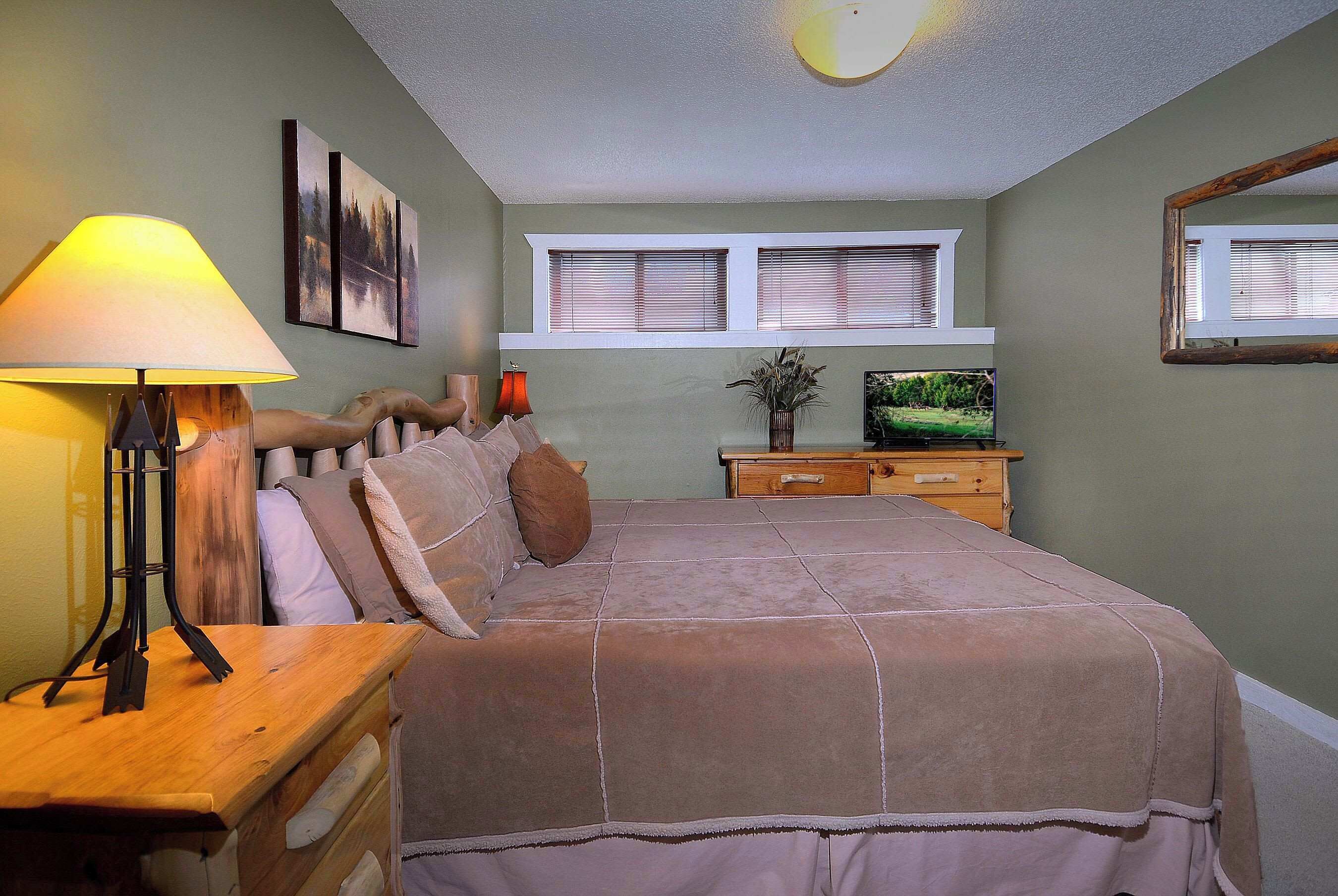2 bedrooms, iron/ironing board, travel cot, WiFi