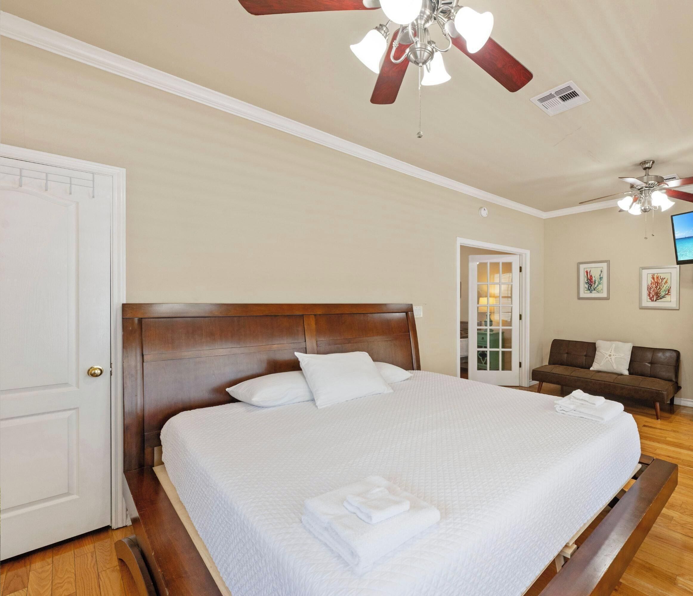 3 Schlafzimmer, Betten mit Memory-Foam-Matratzen, Bügeleisen/Bügelbrett