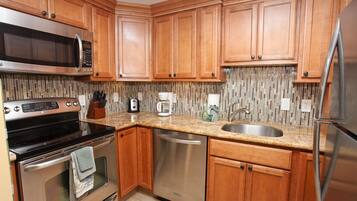 雪櫃、微波爐、焗爐、爐具