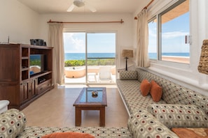 Casa del Mar - Living area with Smart and Sat. TV, Bluetooth speakers.