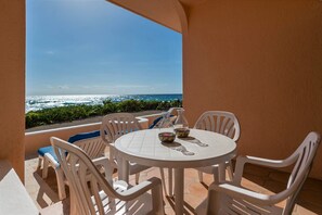 A round table with white chairs and a view of the ocean. - Oceanfront Akumal Villa With Pool Near Snorkeling & Restaurants (Akumal)