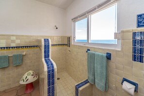 Dusche, Haartrockner, Handtücher