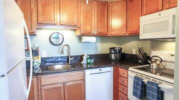 Køleskab, mikrobølgeovn, ovn, kogeplade