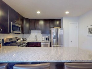 冷蔵庫、電子レンジ、オーブン、コンロ