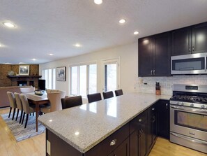 冷蔵庫、電子レンジ、オーブン、コンロ