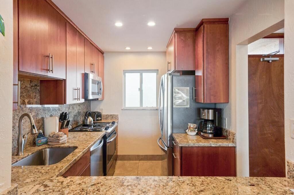 Coffee/tea maker, fridge, microwave, oven