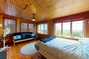 4 slaapkamers, een strijkplank/strijkijzer, internet, beddengoed