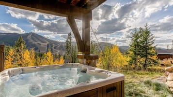 Tina de hidromasaje al aire libre