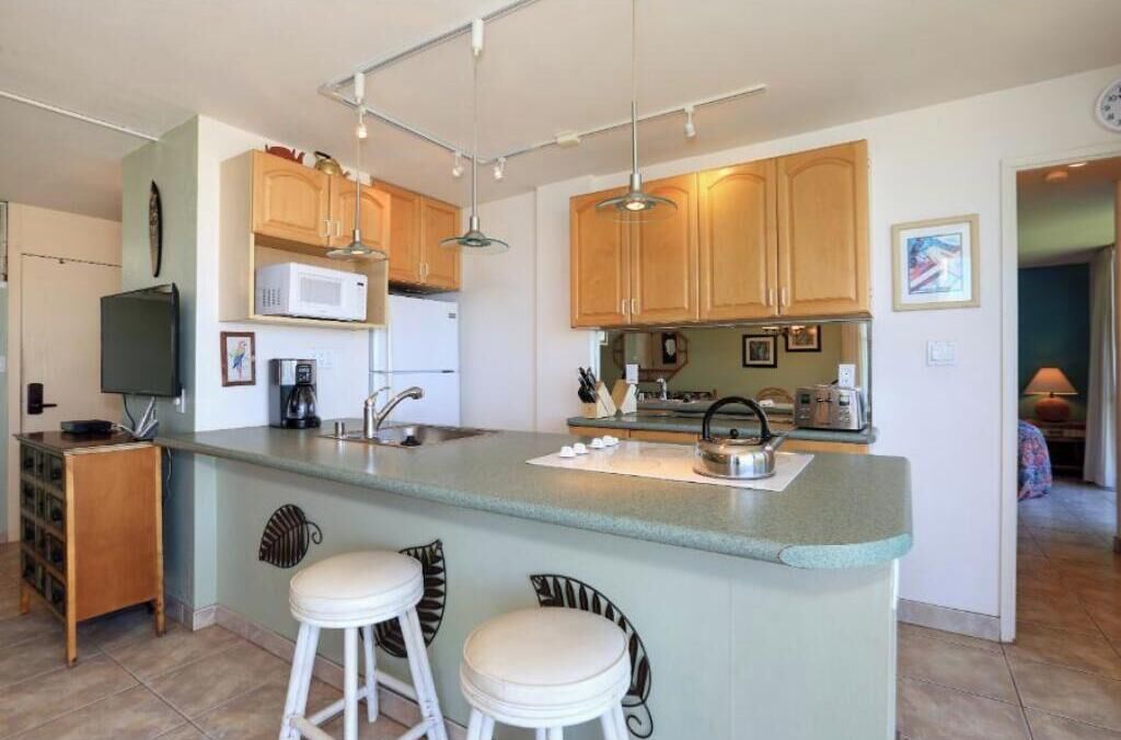 Coffee/tea maker, fridge, microwave, oven