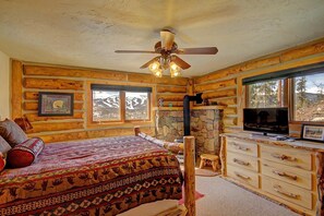 3 bedrooms, desk, iron/ironing board, free WiFi