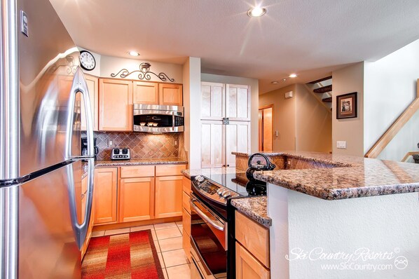 Refrigerador, microondas, horno, placa de cocina