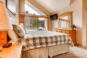 3 bedrooms, desk, free WiFi, bed sheets - 3BR+Loft Mountain Townhome Near the Slopes. PRIVATE HOT TUB, Views! CR500 (Breckenridge)