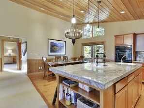 Jääkaappi, mikroaaltouuni, uuni, liesi