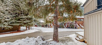 Mountain-view studio with patio - walk to Bald Mountain chairlifts
