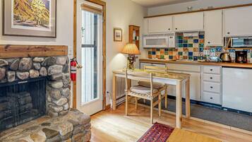 Micro-ondes, plaque de cuisson, lave-vaisselle, cafetiĂšre/bouilloire