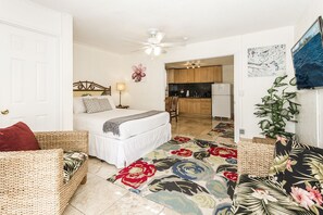 Hawaiian Decor Condo with Ceiling Fan and Large Flat Screen TV